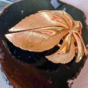 Vintage Gold Leaf Brooch - Leaf Design